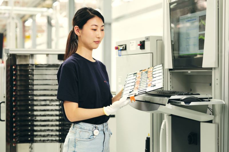02 NA 25elringklinger pressefoto produktion zellkontaktiersysteme