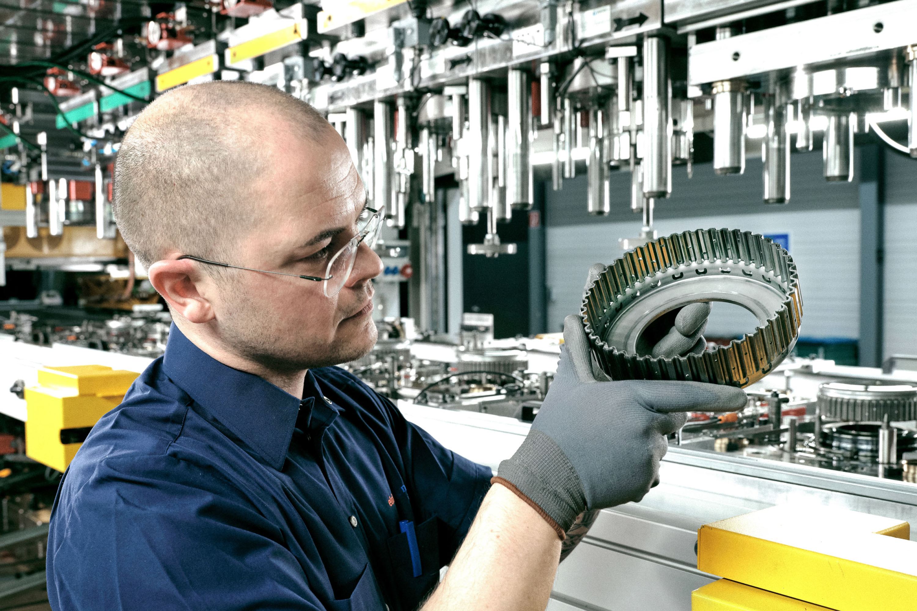 NA 25elringklinger produziert dynamische praezsionsteile unter anderem auch fuer das getriebe reiner elektrofahrzeuge.