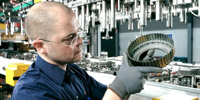 NA 25elringklinger produziert dynamische praezsionsteile unter anderem auch fuer das getriebe reiner elektrofahrzeuge.